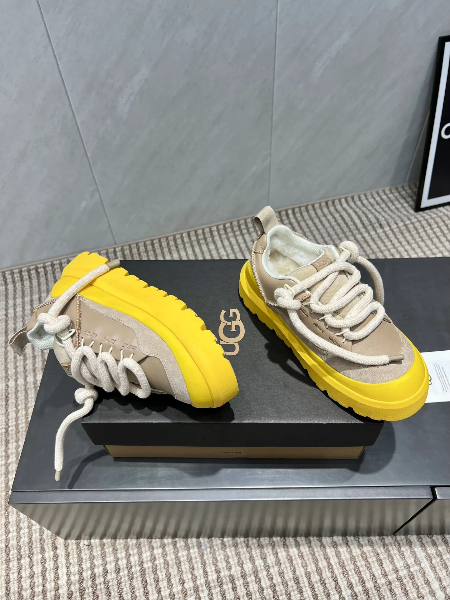 Factory: Couple P620💰 "Exclusive top version" UGG~25vs popular platform thick-soled casual shoes series... [Couple's thick-soled Maori casual shoes] A shoe that will not clash with shirts, simple partition design ➕ spotted outsole, silk curly upper, a must-have for autumn and winter, can be worn with any pants or skirt, very comfortable and good-looking... ❶Fabric: Original customized cow ➕ Sheepskin ❷Inner lining: original customized wool ❸Feet: original customized sheepskin ❹Outsole: original molded foam outsole ❺Number: 35-44 (Female 41. Male 45. Customized, non-returnable) ❻Packaging: Original full set of packaging ☀Color: Official website updated simultaneously